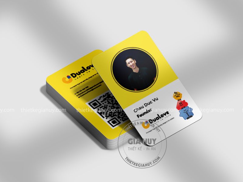 thẻ nhân viên có mã QR tiện lợi ở mặt sau
